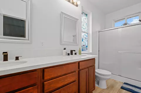 Bath - 1376 Fitz Pl, Redding, CA 96003 photo 2 of 2