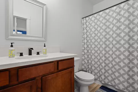 Bath - 1376 Fitz Pl, Redding, CA 96003 photo 1 of 2