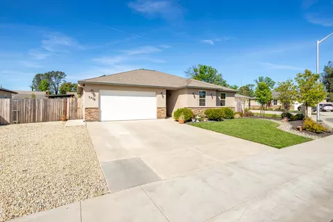 Exterior - 1376 Fitz Pl, Redding, CA 96003 photo 6 of 9
