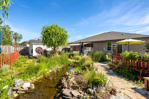 Exterior - 1376 Fitz Pl, Redding, CA 96003 photo 4 of 9