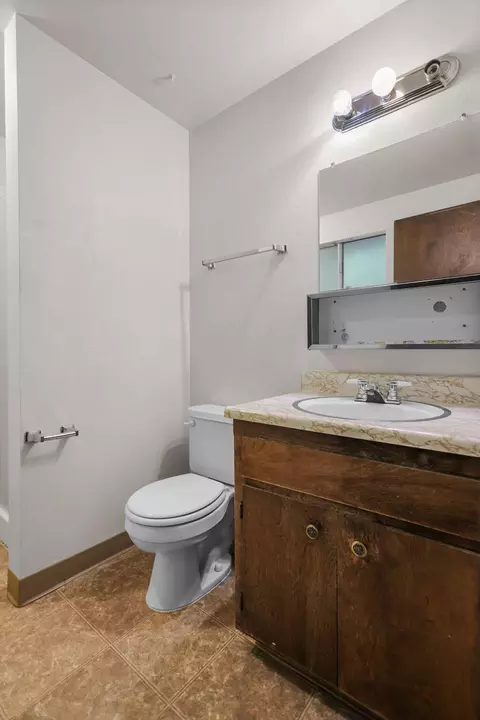 Bath - 2410 Starlight, Redding, CA 96001 photo 3 of 4