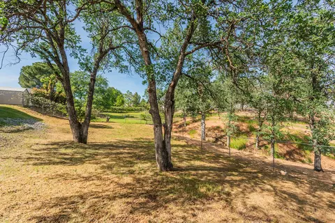Exterior - 188 Woodcliff Dr, Redding, CA 96003 photo 5 of 8
