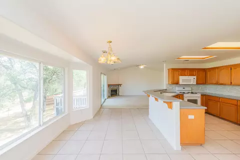Living - 188 Woodcliff Dr, Redding, CA 96003 photo 8 of 8