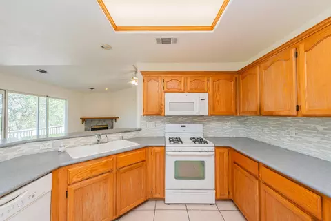 Kitchen - 188 Woodcliff Dr, Redding, CA 96003 photo 2 of 5