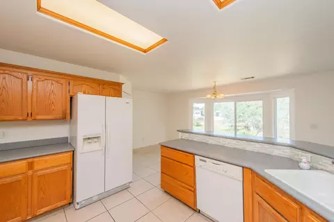 Kitchen - 188 Woodcliff Dr, Redding, CA 96003 photo 3 of 5