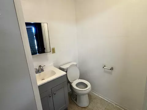 Bath - 3732 Mercury Dr, Redding, CA 96002 photo 2 of 2