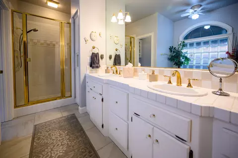 Bath - 2071 Hope Ln, Redding, CA 96003 photo 4 of 5
