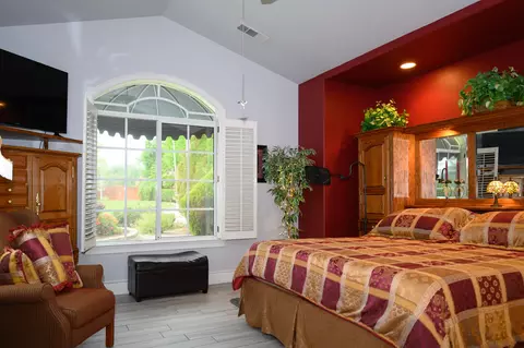 Bedroom - 2071 Hope Ln, Redding, CA 96003 photo 3 of 5