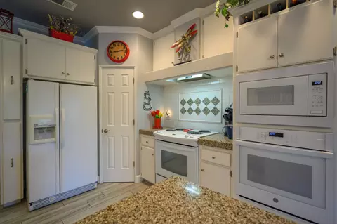 Kitchen - 2071 Hope Ln, Redding, CA 96003 photo 6 of 7