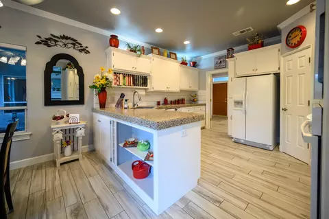 Kitchen - 2071 Hope Ln, Redding, CA 96003 photo 7 of 7