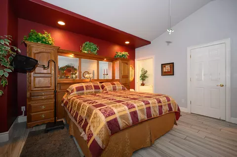 Bedroom - 2071 Hope Ln, Redding, CA 96003 photo 4 of 5