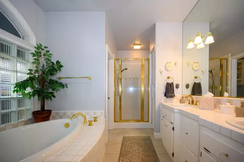 Bath - 2071 Hope Ln, Redding, CA 96003 photo 5 of 5