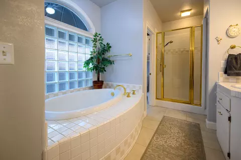 Bath - 2071 Hope Ln, Redding, CA 96003 photo 3 of 5