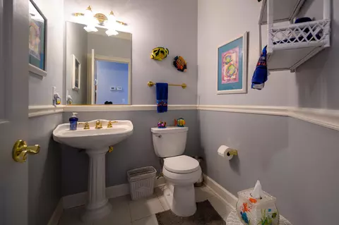 Bath - 2071 Hope Ln, Redding, CA 96003 photo 1 of 5