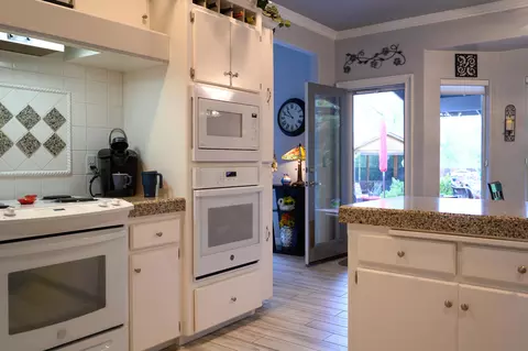 Kitchen - 2071 Hope Ln, Redding, CA 96003 photo 2 of 7
