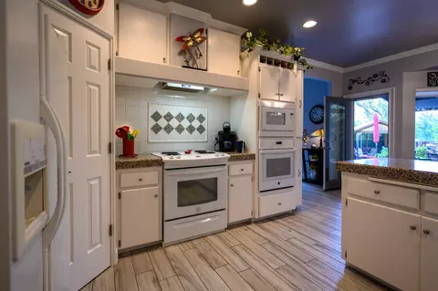 Kitchen - 2071 Hope Ln, Redding, CA 96003 photo 3 of 7