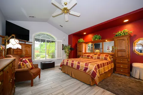 Bedroom - 2071 Hope Ln, Redding, CA 96003 photo 2 of 5