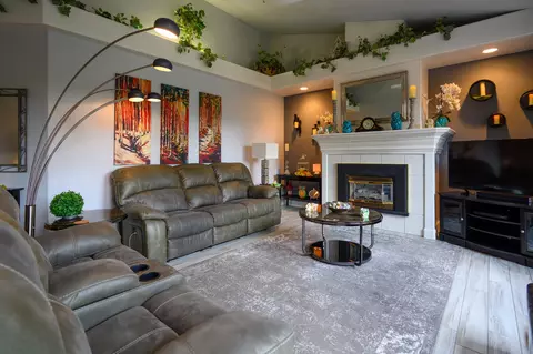 Living - 2071 Hope Ln, Redding, CA 96003 photo 2 of 4