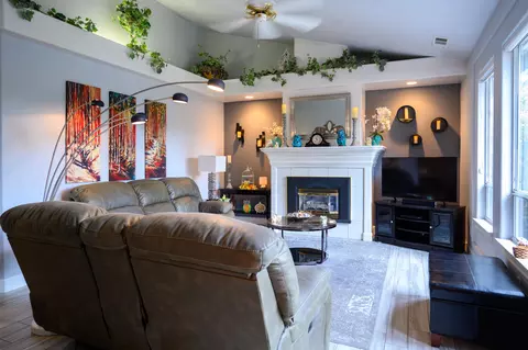 Living - 2071 Hope Ln, Redding, CA 96003 photo 1 of 4