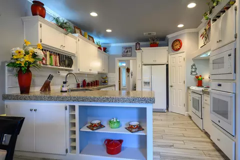 Kitchen - 2071 Hope Ln, Redding, CA 96003 photo 4 of 7