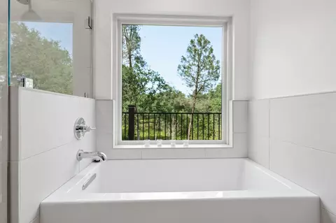Bath - 8101 Montgomery Cir, Redding, CA 96001 photo 3 of 7