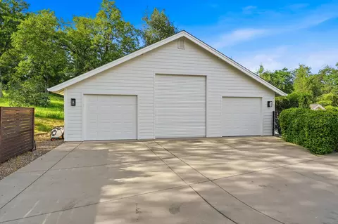 Exterior - 8101 Montgomery Cir, Redding, CA 96001 photo 24 of 33