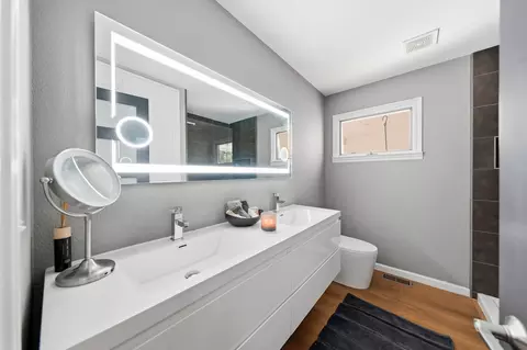Bath - 8101 Montgomery Cir, Redding, CA 96001 photo 4 of 7