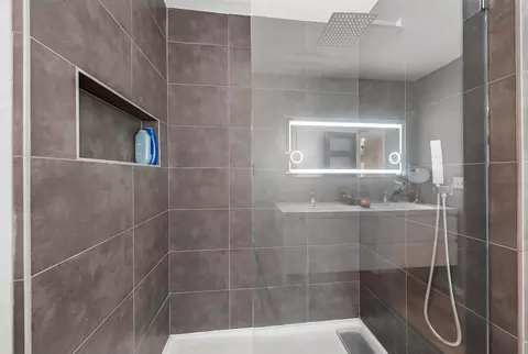 Bath - 8101 Montgomery Cir, Redding, CA 96001 photo 5 of 7