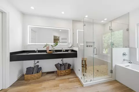 Bath - 8101 Montgomery Cir, Redding, CA 96001 photo 1 of 7