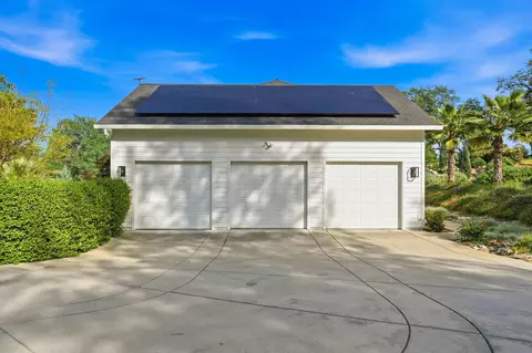 Exterior - 8101 Montgomery Cir, Redding, CA 96001 photo 25 of 33
