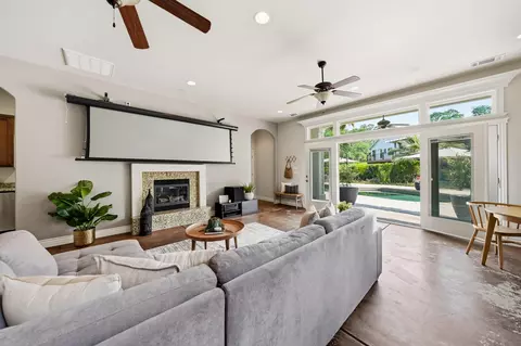 Living - 8101 Montgomery Cir, Redding, CA 96001 photo 5 of 5