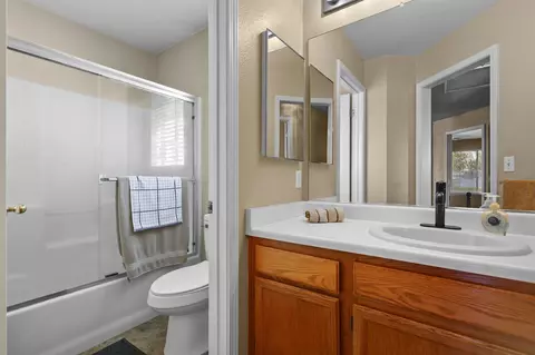 Bath - 1959 Alexis Ct, Redding, CA 96002 photo 2 of 3