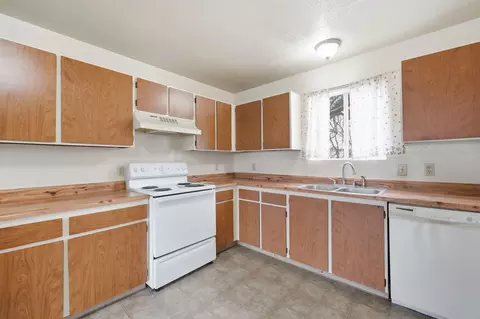 Kitchen - 3140 C St, Redding, CA 96002 photo 3 of 4