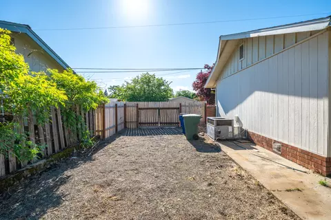 Exterior - 5802 Mountain View Dr, Redding, CA 96003 photo 14 of 16