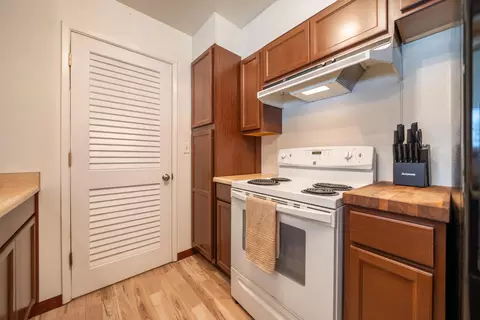 Kitchen - 5802 Mountain View Dr, Redding, CA 96003 photo 4 of 4