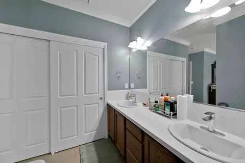 Bath - 1397 Empress Ln, Redding, CA 96002 photo 3 of 5