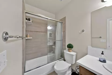 Bath - 1397 Empress Ln, Redding, CA 96002 photo 4 of 5