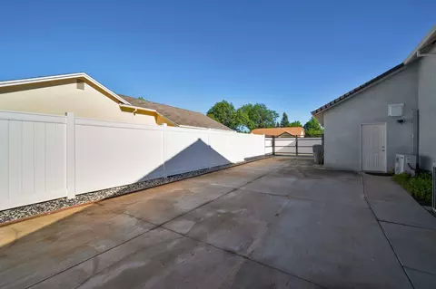 Exterior - 1397 Empress Ln, Redding, CA 96002 photo 7 of 9