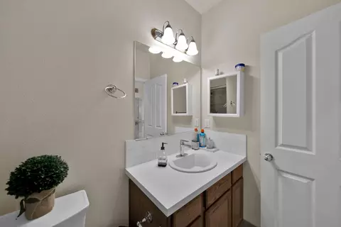 Bath - 1397 Empress Ln, Redding, CA 96002 photo 5 of 5