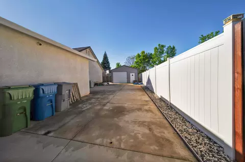 Exterior - 1397 Empress Ln, Redding, CA 96002 photo 8 of 9