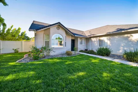 Exterior - 1397 Empress Ln, Redding, CA 96002 photo 3 of 9