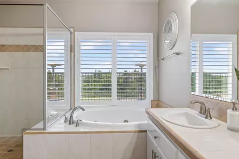 Bath - 4039 Winter Green Ct, Redding, CA 96001 photo 4 of 11