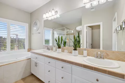 Bath - 4039 Winter Green Ct, Redding, CA 96001 photo 2 of 11