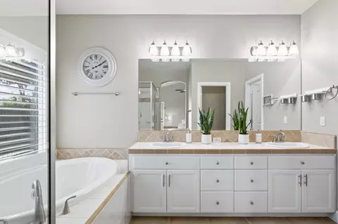 Bath - 4039 Winter Green Ct, Redding, CA 96001 photo 3 of 11