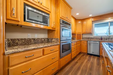 Kitchen - 7429 Danish Ln, Redding, CA 96002 photo 5 of 8
