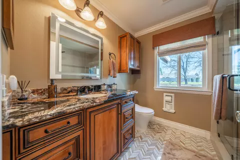 Bath - 7429 Danish Ln, Redding, CA 96002 photo 3 of 5
