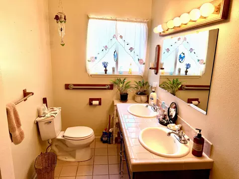 Bath - 4856 Pheasant Dr, Anderson, CA 96007 photo 2 of 3