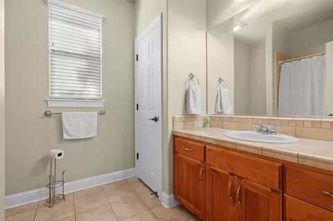 Bath - 2588 Valencia St, Redding, CA 96003 photo 1 of 2