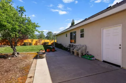 Exterior - 2588 Valencia St, Redding, CA 96003 photo 5 of 6