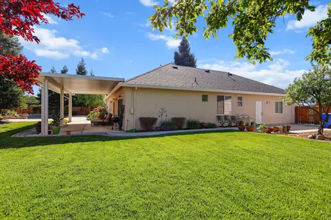Exterior - 2588 Valencia St, Redding, CA 96003 photo 4 of 6